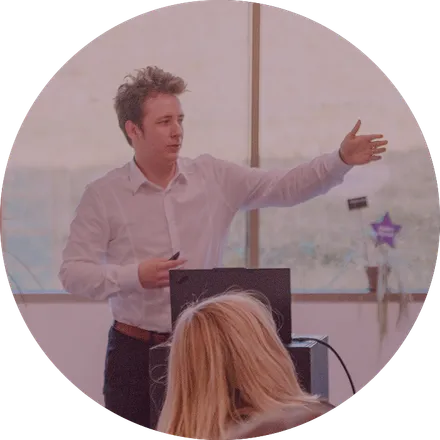 Portret van Jens Krijgsman die een workshop geeft